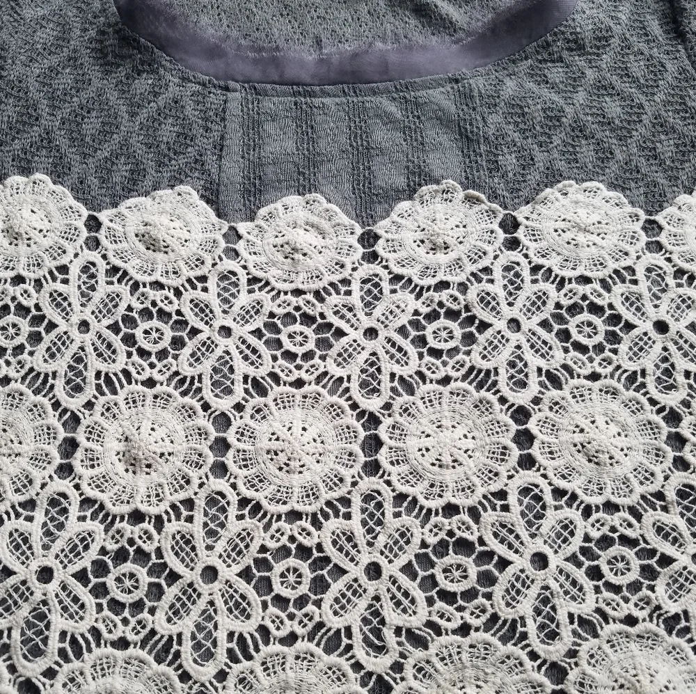Anthropologie Meadow Rue open knit sweater top in grey with white floral lace - Picture 4 of 12
